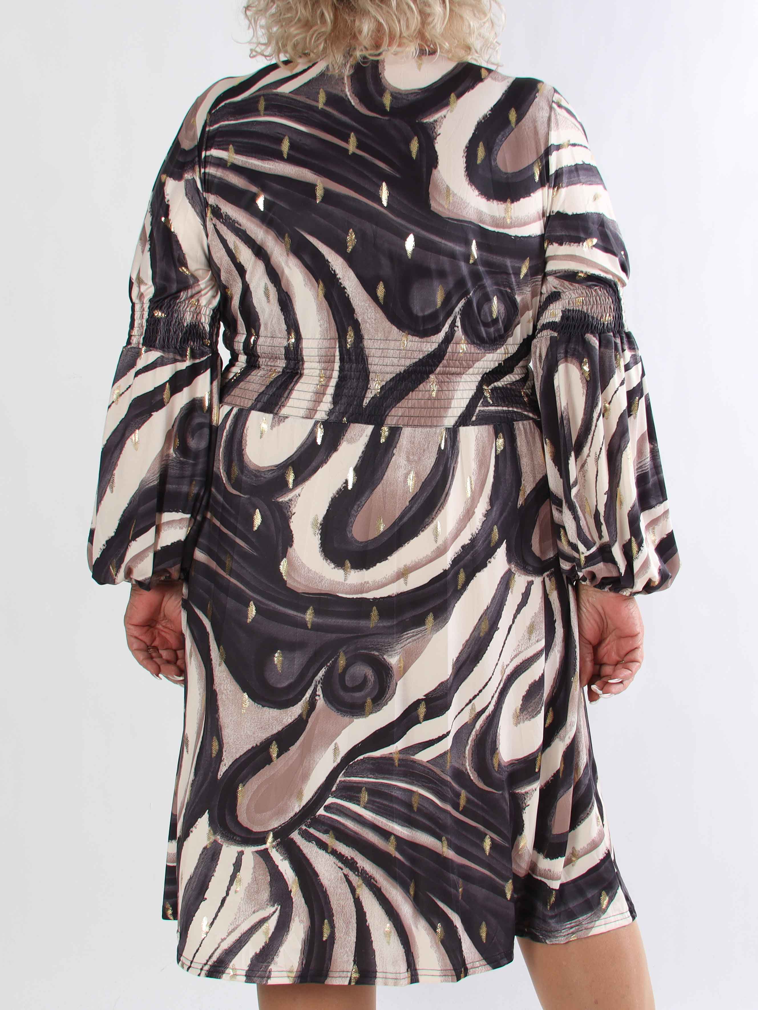 Paige Swirls - Elastisk plus size klänning med smock och knappar vid bysten
